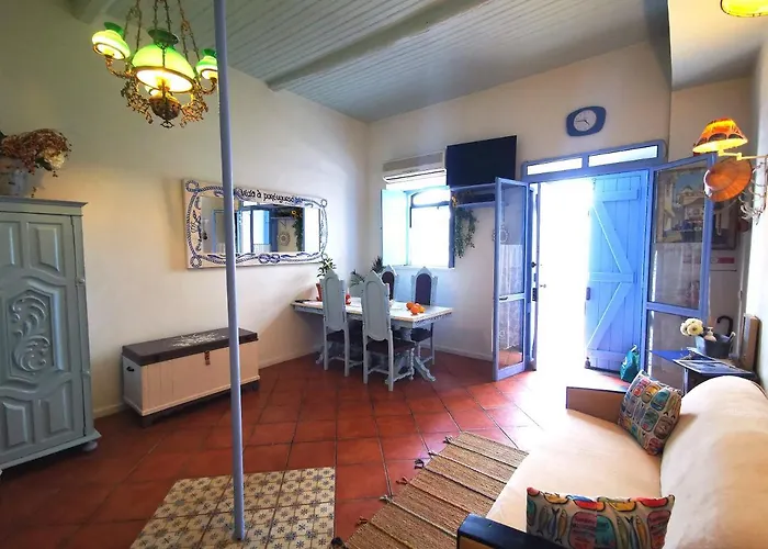 Charming Portuguese Style Apartment, For Rent Vida à Portuguesa, Sardinha Local Appartamento